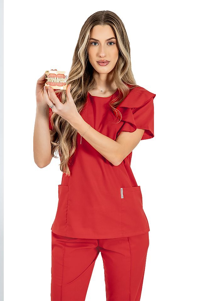 Raztegljiva medicinska obleka Cristina, rdeča barva, bluza z volančki in hlače z vrvico in elastiko