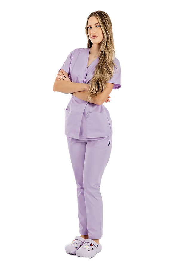 Lila medicinski kombinezon, z bluzo tipa kimono in hlačami z elastiko